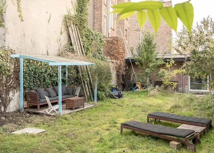 Mari's: Multifunctional Shelter With Big Garden Holiday home *